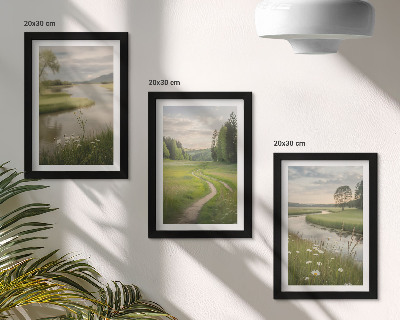Tríptico com moldura Paisagem tranquila de verão com um rio e um prado florido.