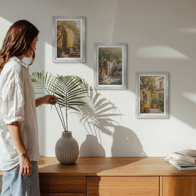 Conjunto de 3 quadros decorativos Pátio ensolarado com árvores cítricas e vasos.