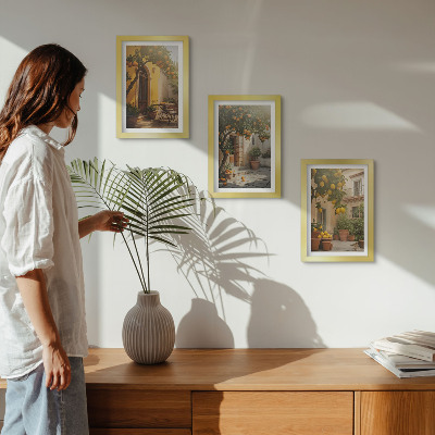 Conjunto de 3 quadros decorativos Pátio ensolarado com árvores cítricas e vasos.