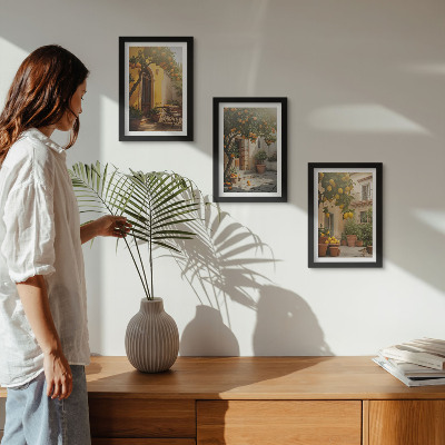 Conjunto de 3 quadros decorativos Pátio ensolarado com árvores cítricas e vasos.