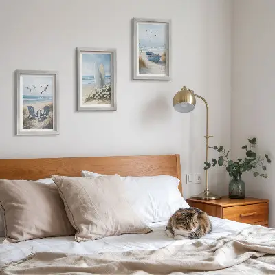 Conjunto de quadros decorativos paisagem de praia com pranchas de surfe, barcos e pássaros