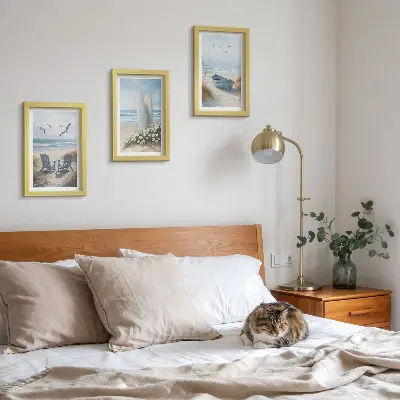 Conjunto de quadros decorativos paisagem de praia com pranchas de surfe, barcos e pássaros