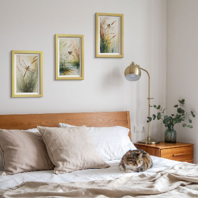 Conjunto de 3 quadros decorativos Libélulas entre a grama à beira da água em estilo pictórico