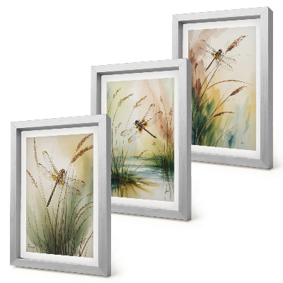 Conjunto de 3 quadros decorativos Libélulas entre a grama à beira da água em estilo pictórico