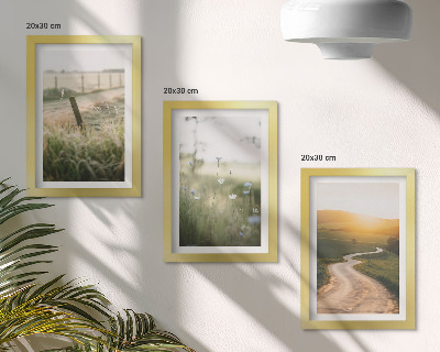Conjunto de molduras com imagens Paisagem com um prado, estrada e pôr do sol
