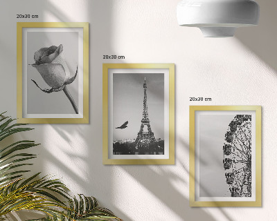 Tríptico com moldura Torre Eiffel e roda-gigante em tons de rosa, em monocromático.