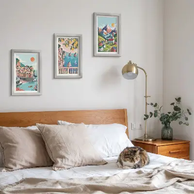 Conjunto de 3 quadros decorativos com paisagens montanhosas coloridas e cidades litorâneas