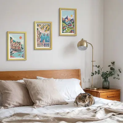 Conjunto de 3 quadros decorativos com paisagens montanhosas coloridas e cidades litorâneas