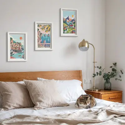 Conjunto de 3 quadros decorativos com paisagens montanhosas coloridas e cidades litorâneas