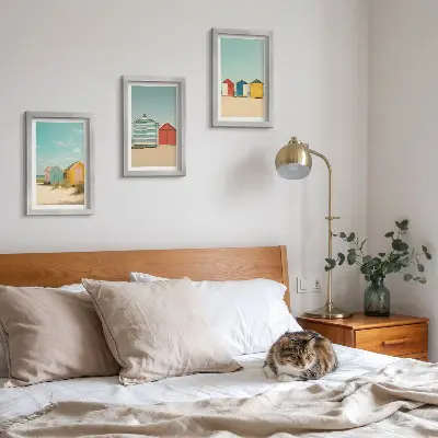 Conjunto de quadros com imagens casas de praia coloridas num dia ensolarado