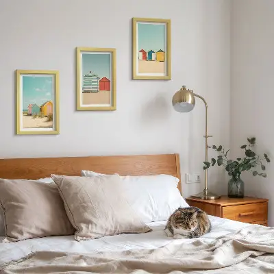 Conjunto de quadros com imagens casas de praia coloridas num dia ensolarado