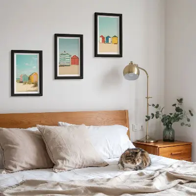 Conjunto de quadros com imagens casas de praia coloridas num dia ensolarado