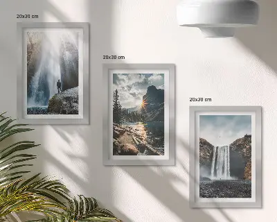 Conjunto de molduras com imagens retratando cachoeiras nas montanhas com belas paisagens naturais
