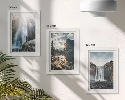 Conjunto de molduras com imagens retratando cachoeiras nas montanhas com belas paisagens naturais