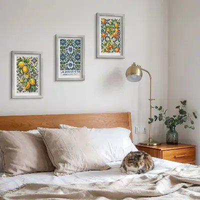 Tríptico com moldura com estampas abstratas cítricas e coloridas
