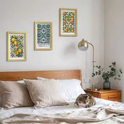 Tríptico com moldura com estampas abstratas cítricas e coloridas