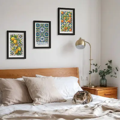 Tríptico com moldura com estampas abstratas cítricas e coloridas