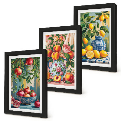 Conjunto de 3 quadros decorativos Composições de frutas com romãs, limões e pêssegos.