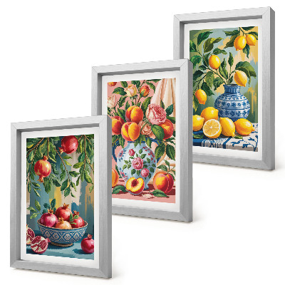 Conjunto de 3 quadros decorativos Composições de frutas com romãs, limões e pêssegos.