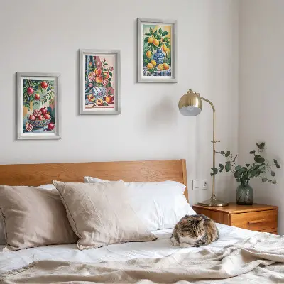 Tríptico de flores e frutas pintadas em vasos com moldura