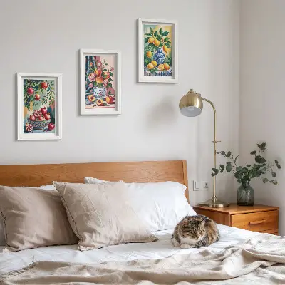 Tríptico de flores e frutas pintadas em vasos com moldura