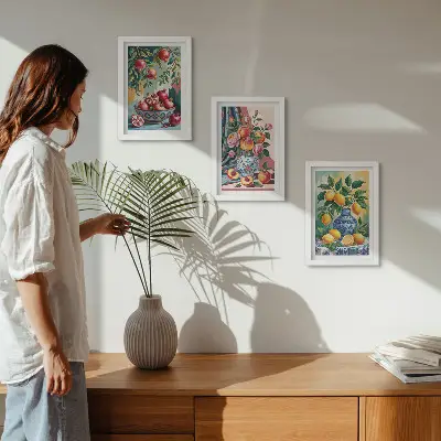 Tríptico de flores e frutas pintadas em vasos com moldura