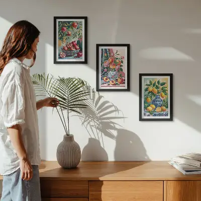 Tríptico de flores e frutas pintadas em vasos com moldura