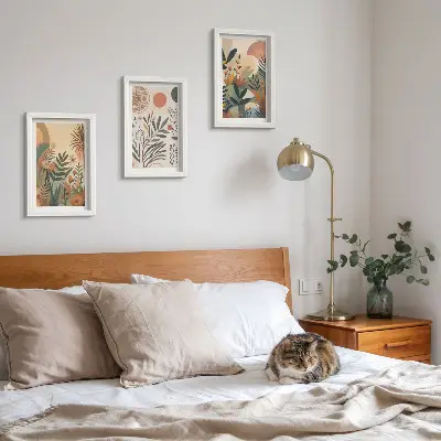 Tríptico com moldura com motivos vegetais em cores suaves e círculos