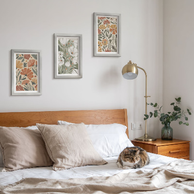 Tríptico com moldura Estampas florais em tons de laranja e verde.