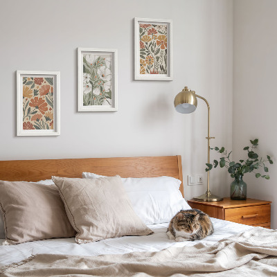 Tríptico com moldura Estampas florais em tons de laranja e verde.
