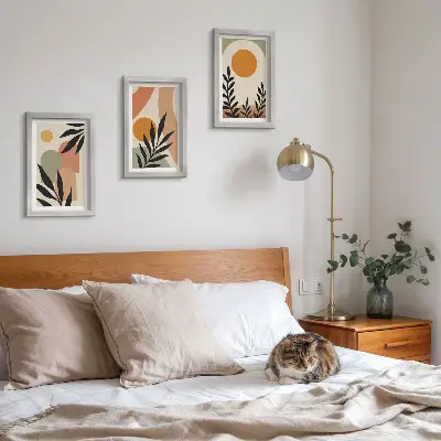 Conjunto de 3 quadros decorativos com formas abstratas e motivos vegetais em cores quentes