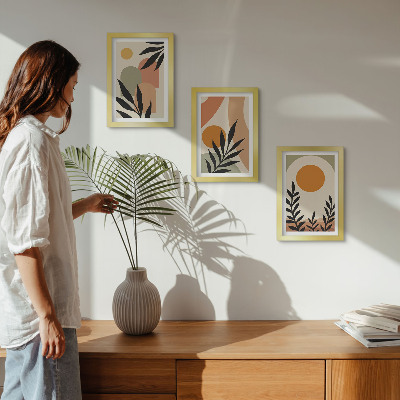 Conjunto de 3 quadros decorativos Formas abstratas e motivos vegetais em cores quentes.