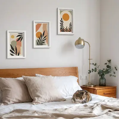Conjunto de 3 quadros decorativos com formas abstratas e motivos vegetais em cores quentes