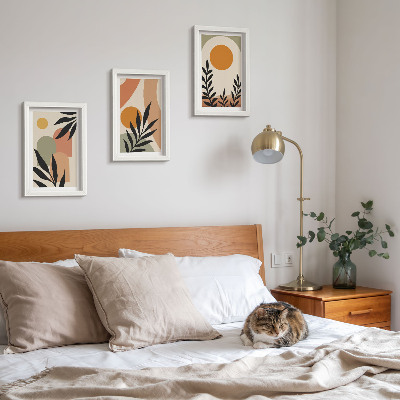 Conjunto de 3 quadros decorativos Formas abstratas e motivos vegetais em cores quentes.