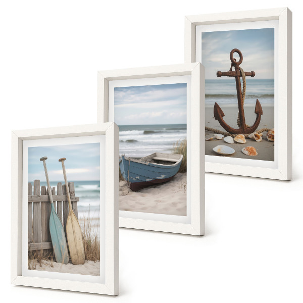 Conjunto de molduras com imagens Uma praia com um barco a remo e uma âncora na areia.