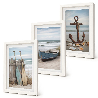 Conjunto de molduras com imagens Uma praia com um barco a remo e uma âncora na areia.