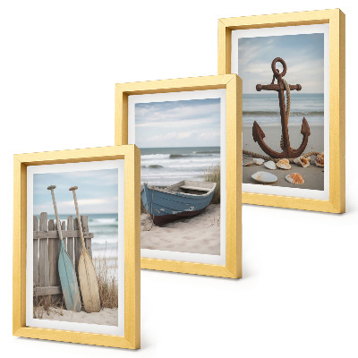 Conjunto de molduras com imagens Uma praia com um barco a remo e uma âncora na areia.