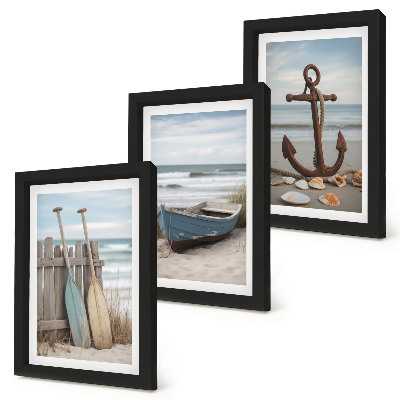 Conjunto de molduras com imagens Uma praia com um barco a remo e uma âncora na areia.