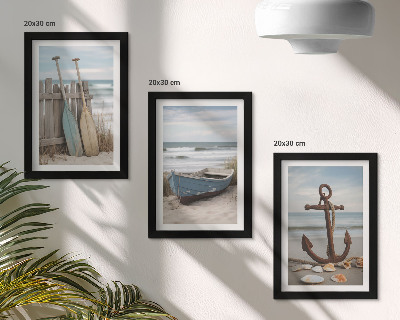 Conjunto de molduras com imagens Uma praia com um barco a remo e uma âncora na areia.