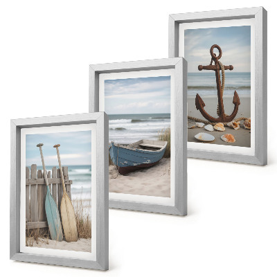 Conjunto de molduras com imagens Uma praia com um barco a remo e uma âncora na areia.