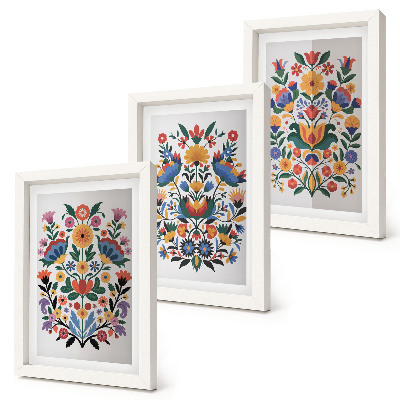 Conjunto de 3 quadros decorativos Padrões florais em cores intensas sobre um fundo branco.