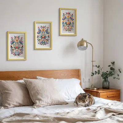 Conjunto de 3 quadros decorativos com padrões florais em cores intensas sobre fundo branco
