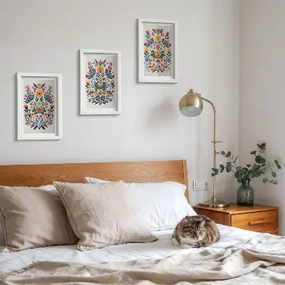 Conjunto de 3 quadros decorativos com padrões florais em cores intensas sobre fundo branco