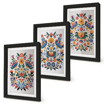 Conjunto de 3 quadros decorativos Padrões florais em cores intensas sobre um fundo branco.