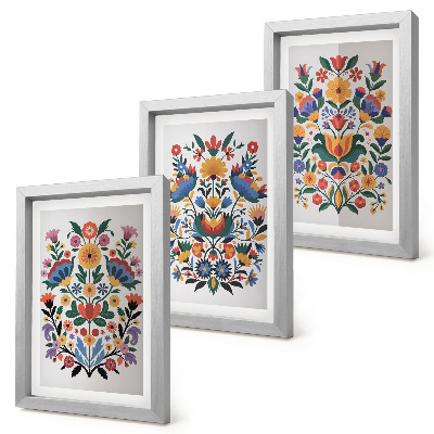 Conjunto de 3 quadros decorativos Padrões florais em cores intensas sobre um fundo branco.