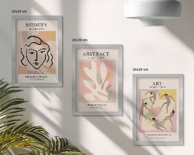 Tríptico com moldura Retratos elegantes e formas abstratas em tons pastel.