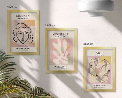 Tríptico com moldura Retratos elegantes e formas abstratas em tons pastel.