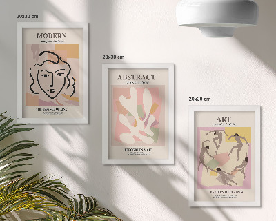 Tríptico com moldura Retratos elegantes e formas abstratas em tons pastel.