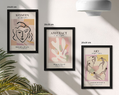 Tríptico com moldura Retratos elegantes e formas abstratas em tons pastel.