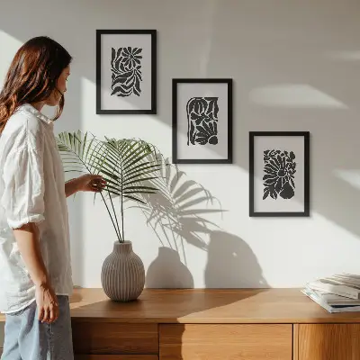Conjunto de 3 quadros decorativos com padrões abstratos de plantas em tons de preto